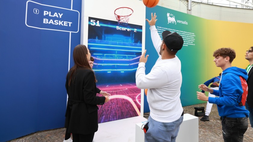 Ragazzi giocano a fare canestro nell'area di Versalis a Maker Faire Rome 2024.