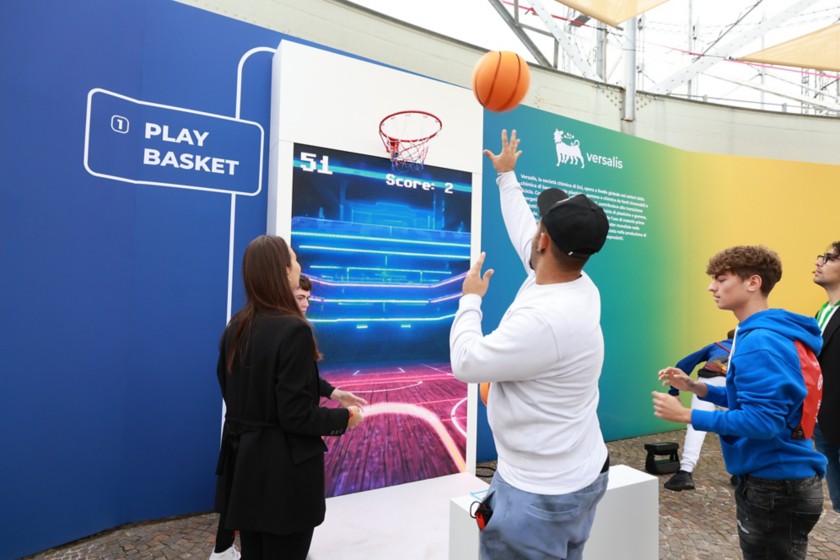 Ragazzi giocano a fare canestro nell'area di Versalis a Maker Faire Rome 2024.