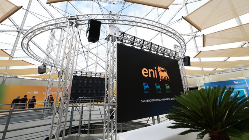 Stand delle energie di Eni con vista dell'interno dell'intero Gazometro che lo ospita.