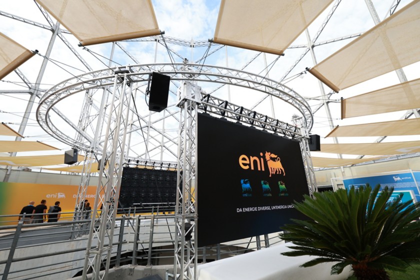 Stand delle energie di Eni con vista dell'interno dell'intero Gazometro che lo ospita.