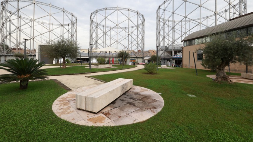 L'area verde interna a Maker Faire Rome 2024 con vista sui tre Gazometri.