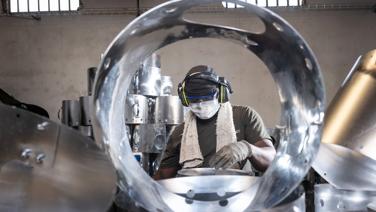 Operaio mentre realizza un fornello migliorato