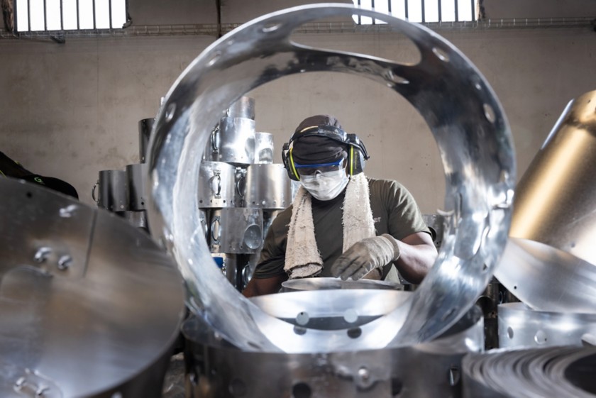 Operaio mentre realizza un fornello migliorato