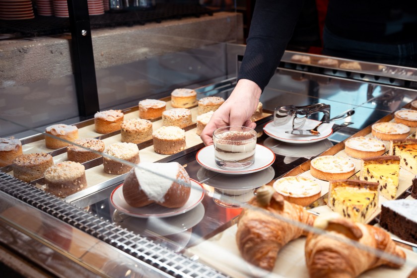 Dolci in vetrina all'interno del ristorante ALT Stazione del Gusto a Sesto San Giovanni in provincia di Milano.