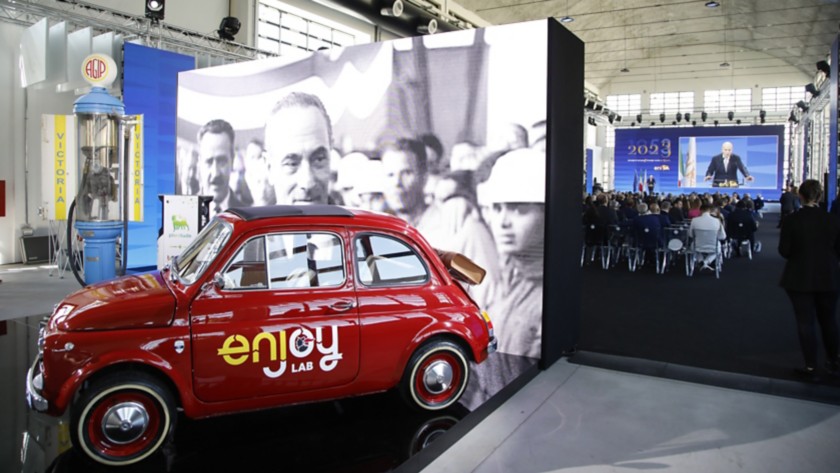 L'allestimento degli spazi del Gazometro, una 500 d'epoca con motore elettrico.