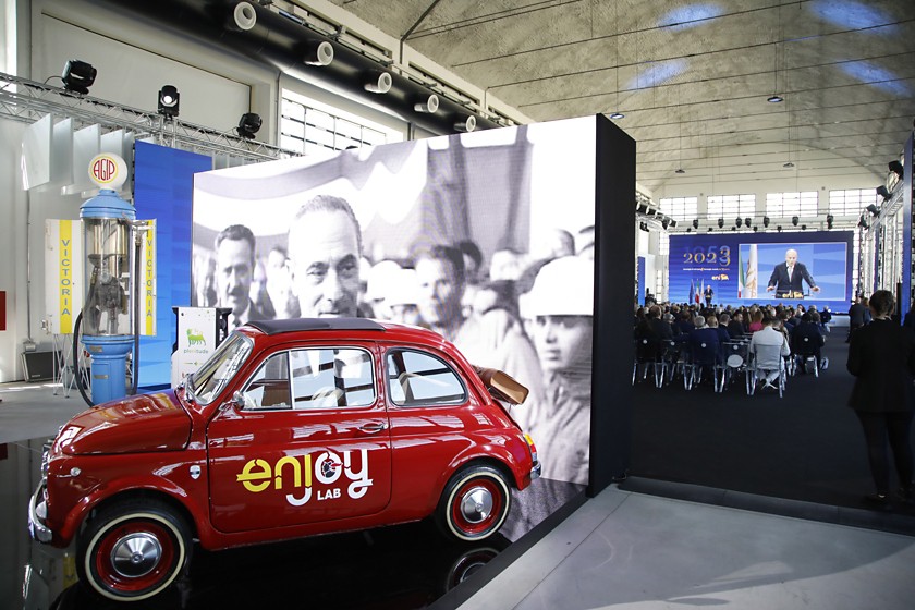 The set-up of event’s venue at the Gazometro, a vintage Fiat 500 equipped with an electric engine.