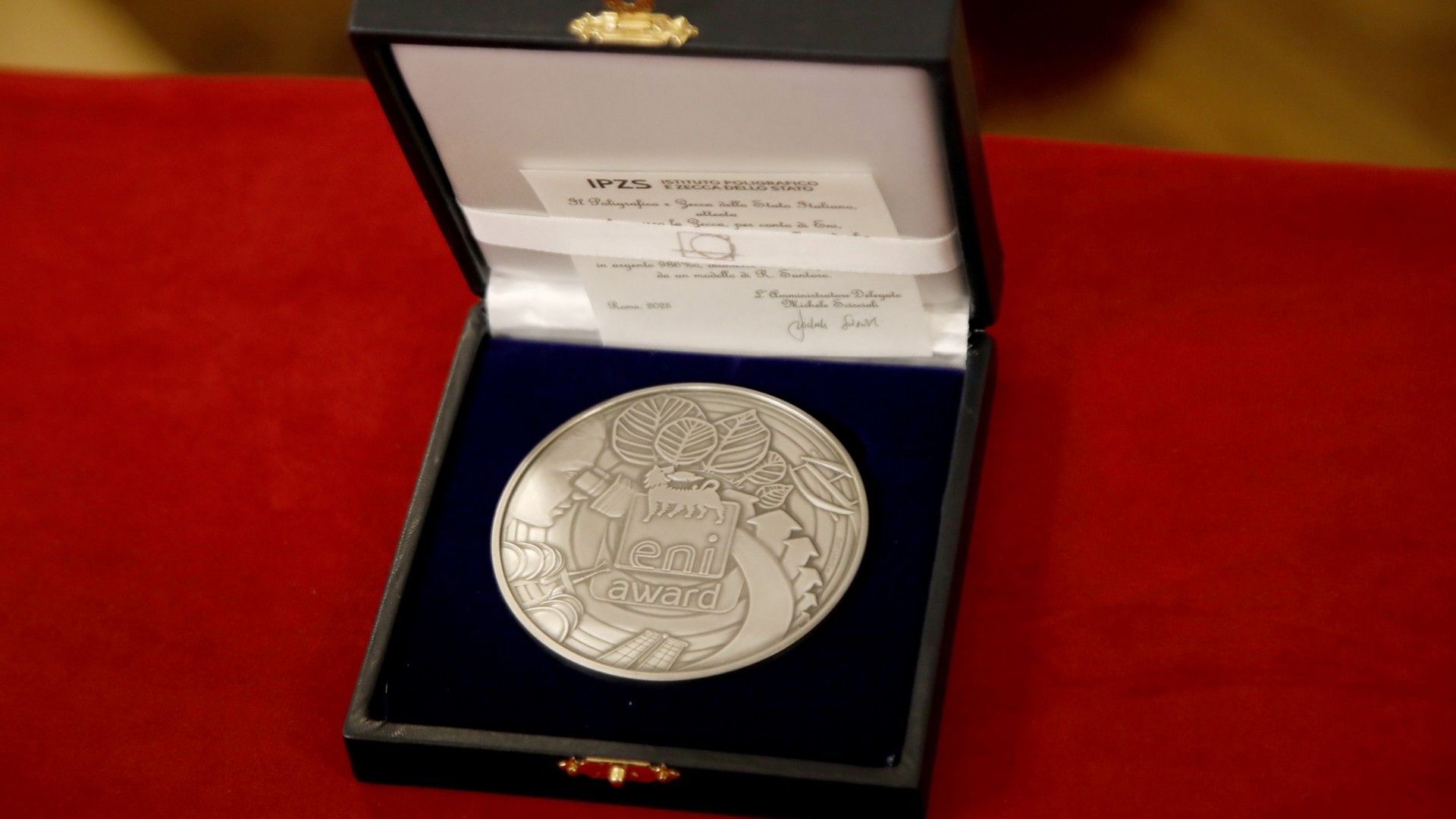 La medaglia circolare in bronzo realizzata in occasione dell'edizione 2025 di Eni Award 