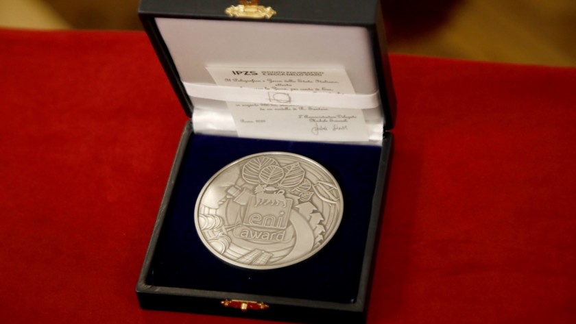 The circular bronze medal created for the 2025 edition of the Eni Award