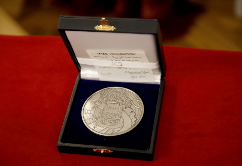 The circular bronze medal created for the 2025 edition of the Eni Award