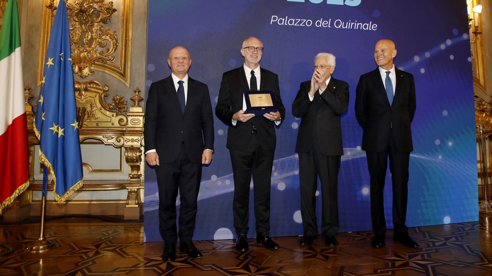 La consegna del "Premio Frontiere dell’Energia" al Professor Lydéric Bocquet, mentre riceve l’Eni Award sul palco