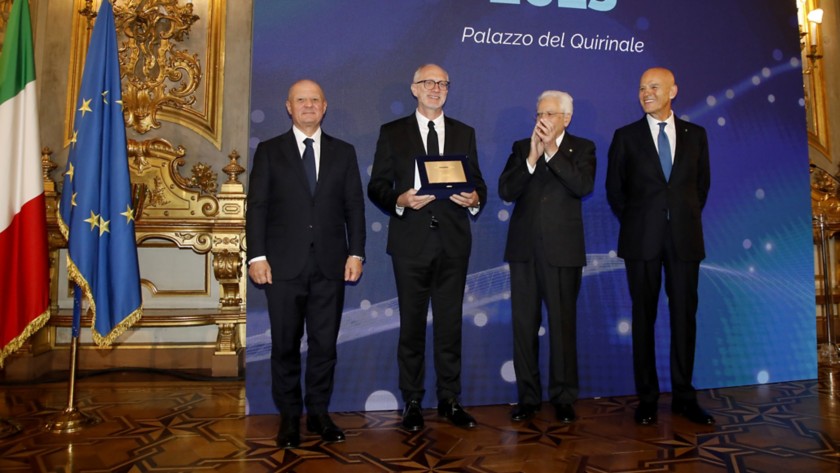 Professor Lydéric Bocquet receiving the "Energy Frontiers Prize" and the Eni Award on stage
