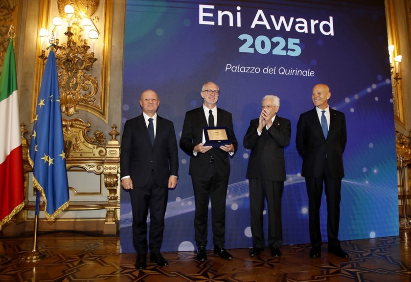 Professor Lydéric Bocquet receiving the "Energy Frontiers Prize" and the Eni Award on stage