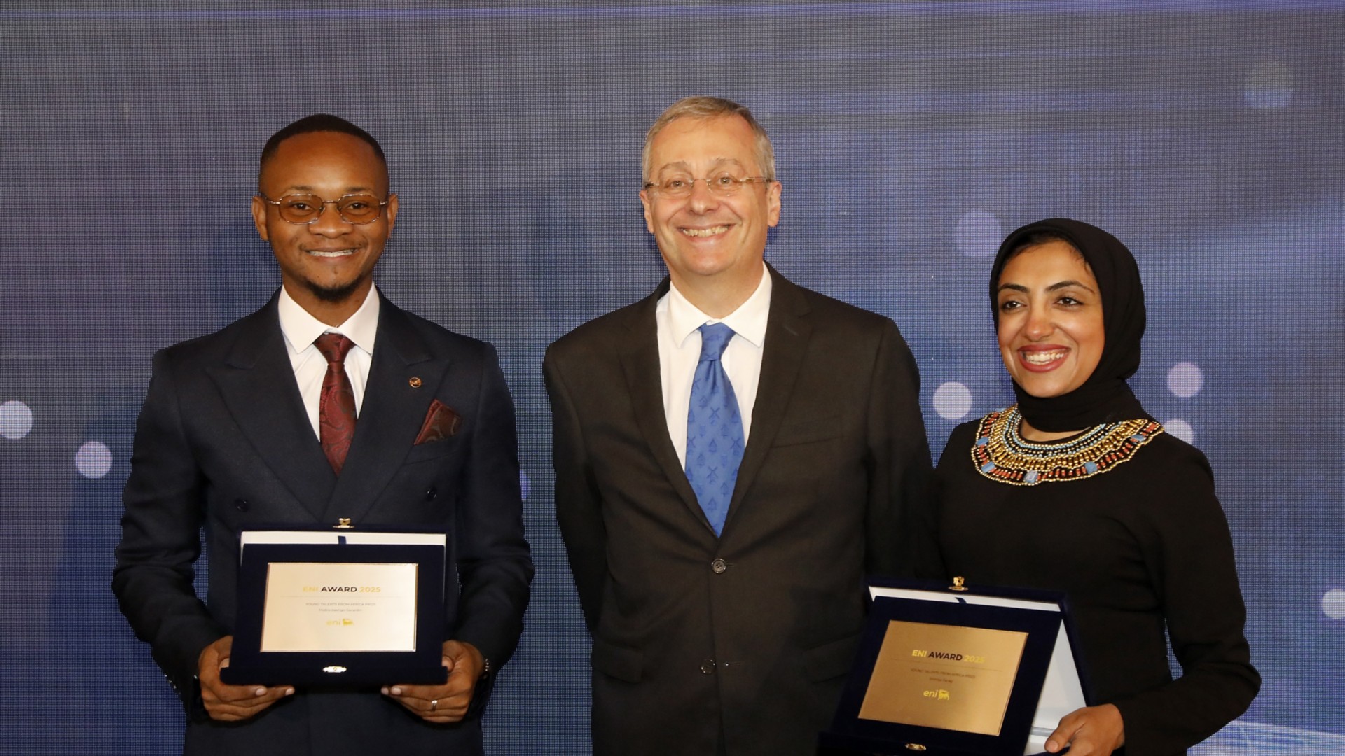 I vincitori del premio “Giovani Talenti dall’Africa”: Asengo Gerardin Mabia (Costa d’Avorio) e Shimaa Farag (Cairo, Egitto) posano con il premio ricevuto