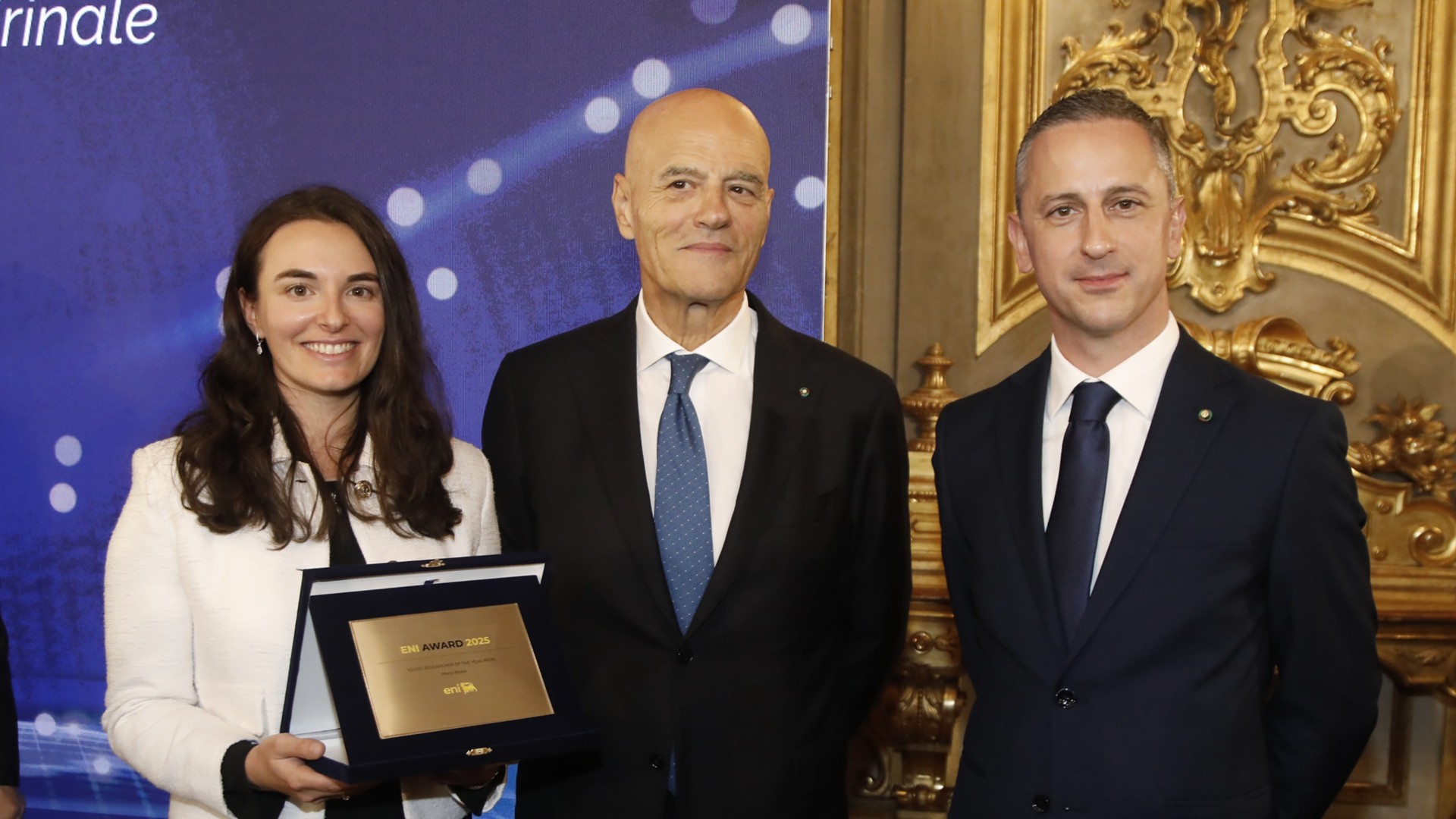 Il Premio Giovane Ricercatore dell’Anno a Maria Basso, dell’Università degli Studi di Padova, mentre riceve il riconoscimento