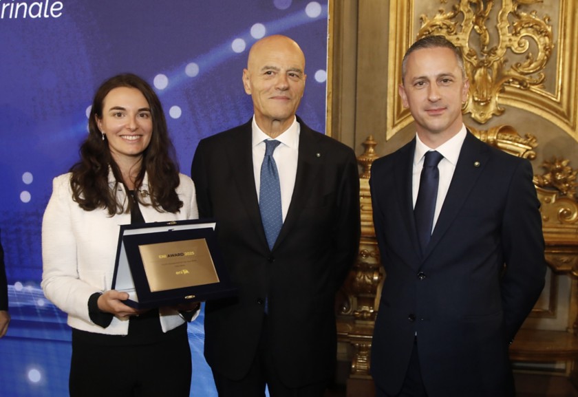 Young Researcher of the Year Prize recipient Maria Basso (University of Padua) accepting her award