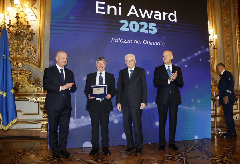 Lo scienziato francese Philippe Ciais è in piedi su un palco, mentre tiene in mano il Premio Soluzioni Ambientali Avanzate