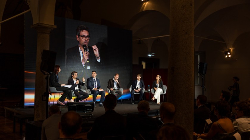 Pubblico seduto in sala segue gli interventi durante uno dei panel