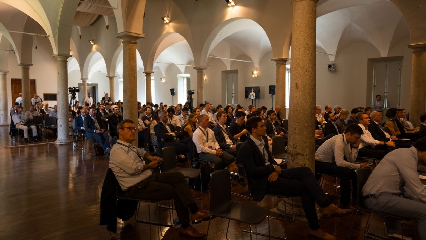 Pubblico seduto in sala che assiste all'evento