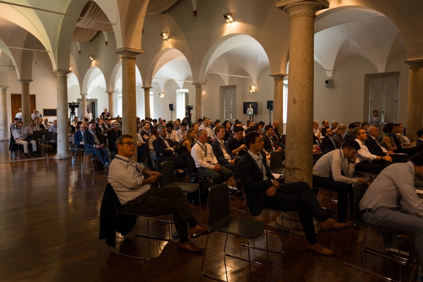 Pubblico seduto in sala che assiste all'evento