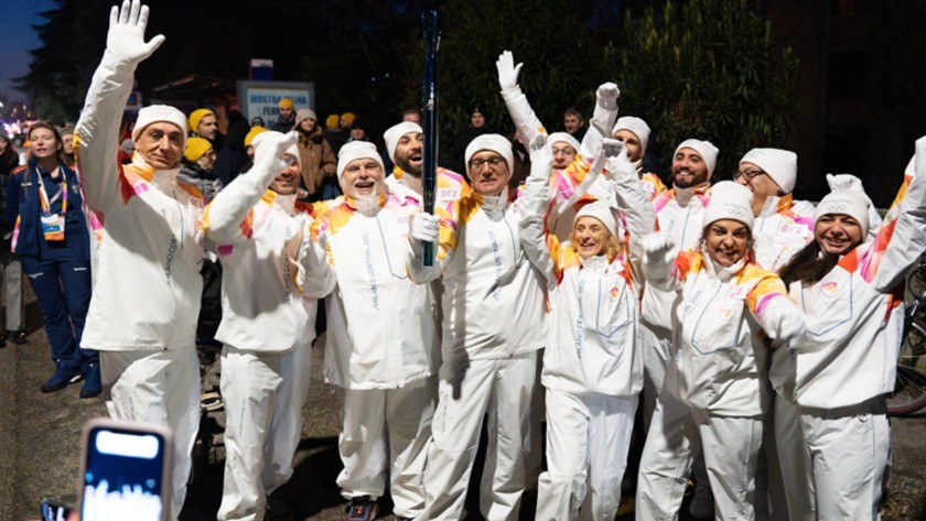 I tedofori posano con la Torcia Olimpica nella tappa di Ferrara.