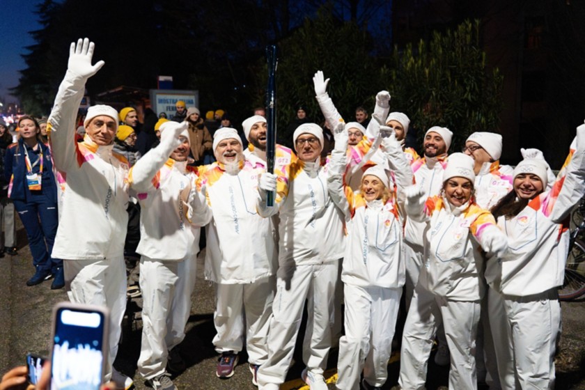 I tedofori posano con la Torcia Olimpica nella tappa di Ferrara.