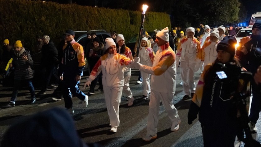 Il passaggio della Torcia tra tedofori durante la tappa di Ferrara.