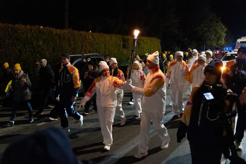 Il passaggio della Torcia tra tedofori durante la tappa di Ferrara.