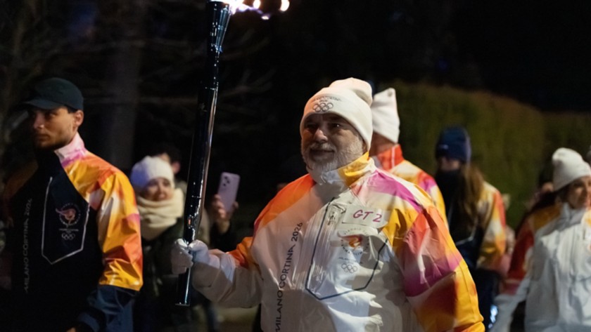 Tedoforo accompagna la Torcia Olimpica nella tappa di Ferrara.