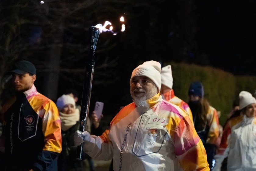 Tedoforo accompagna la Torcia Olimpica nella tappa di Ferrara.