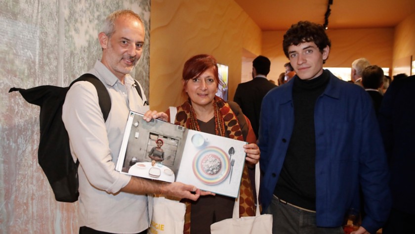 Gabriele Galimberti posa con il libro della mostra al MAXXI.