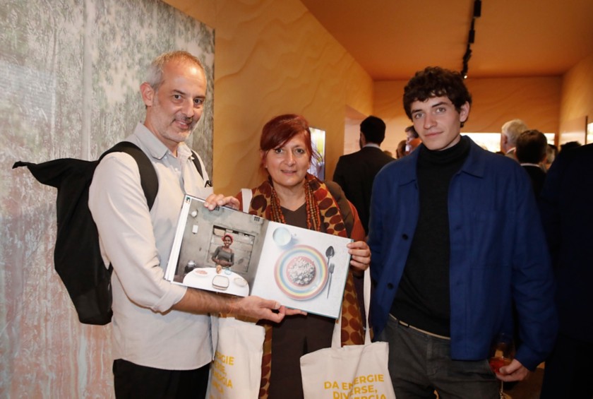 Gabriele Galimberti posa con il libro della mostra al MAXXI.