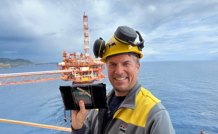 Tecnico al lavoro su una piattaforma offshore mostra il dispositivo digitale GSN