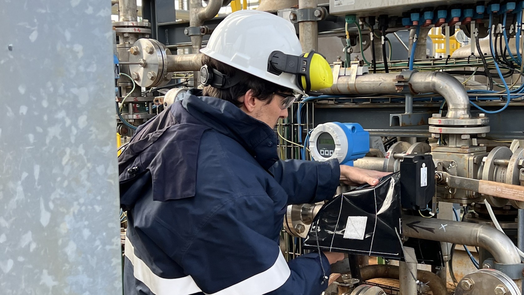 Un tecnico gestisce il dispisitivo GSN per il monitoraggio delle fuggitive di metano