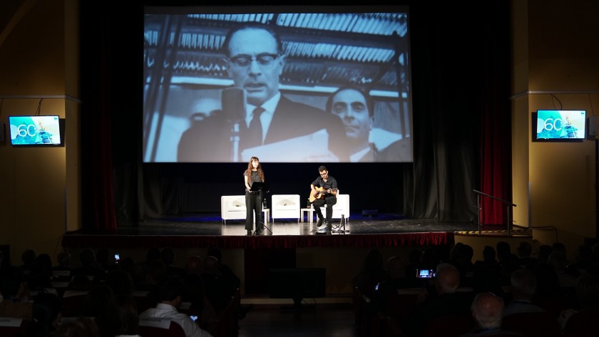 Lettura del discorso di Enrico Mattei per la posa della prima pietra dell'ex Petrolchimico di Gela da parte di un'attrice con accompagnamento musicale