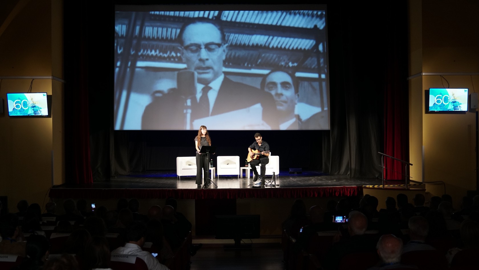 Lettura del discorso di Enrico Mattei per la posa della prima pietra dell'ex Petrolchimico di Gela da parte di un'attrice con accompagnamento musicale