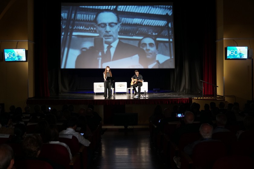 Lettura del discorso di Enrico Mattei per la posa della prima pietra dell'ex Petrolchimico di Gela da parte di un'attrice con accompagnamento musicale