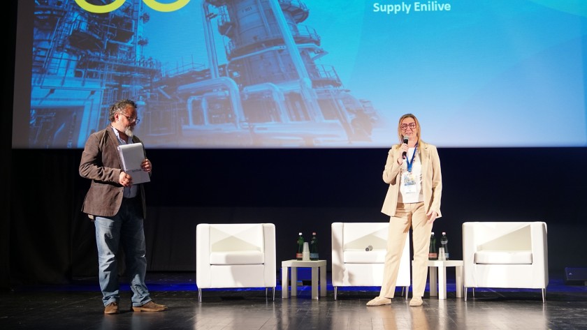 Raffaella Lucarno (Responsabile Bio Industrial & Supply Enilive) e Andrea Bellati (Fondazione Enrico Mattei) sul palco