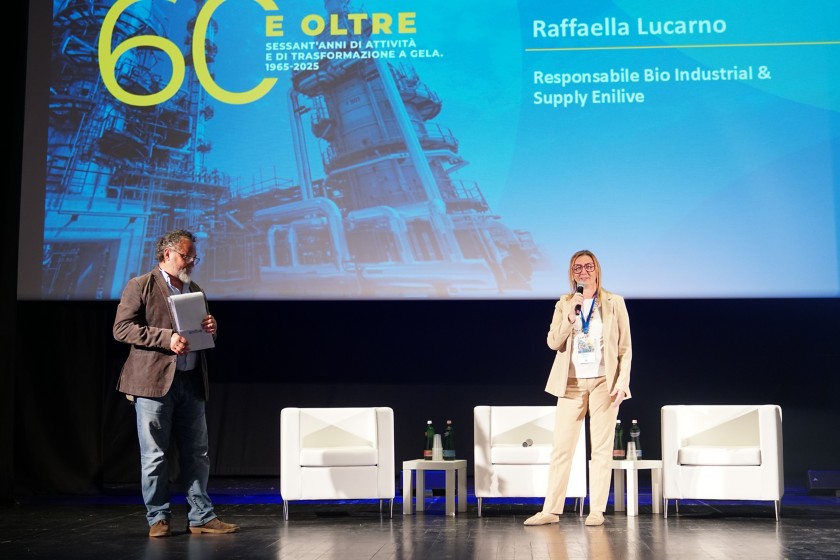 Raffaella Lucarno (Responsabile Bio Industrial & Supply Enilive) e Andrea Bellati (Fondazione Enrico Mattei) sul palco