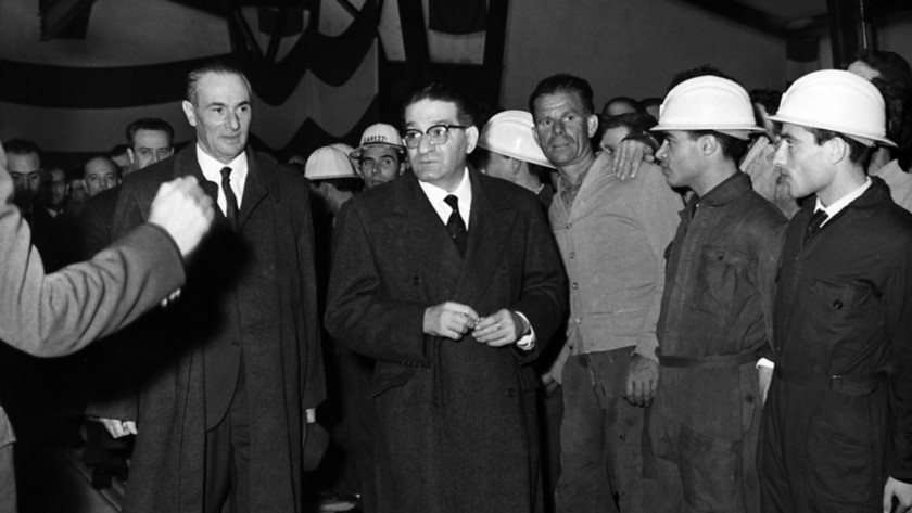 Enrico Mattei in visita agli impianti di Gela, ottobre 1962, tra gli operai