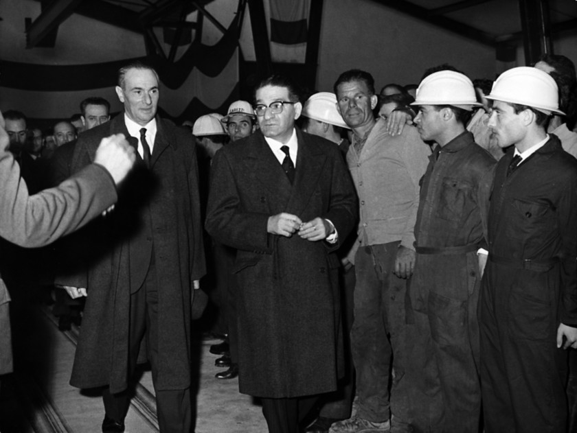Enrico Mattei in visita agli impianti di Gela, ottobre 1962, tra gli operai