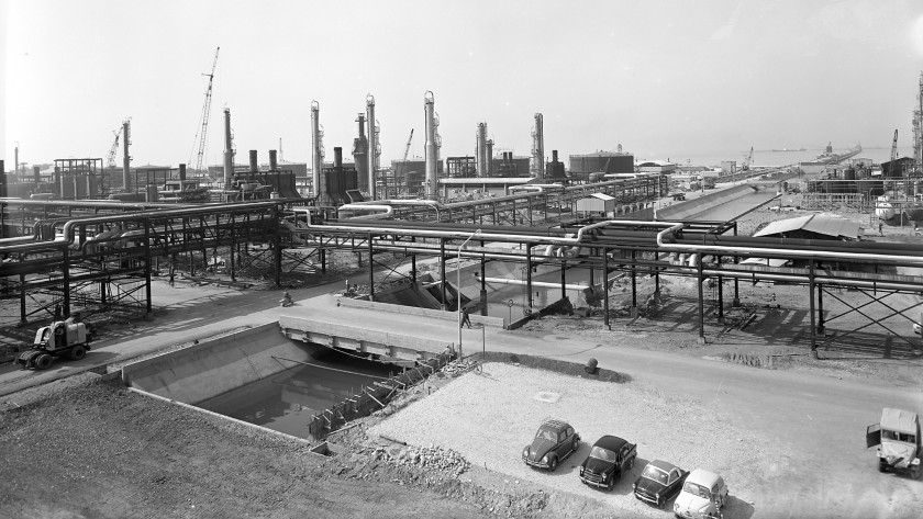 Foto d'epoca che ritrae i lavori di costruzione dell'impianto petrolchimico di Gela