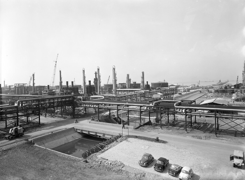 Foto d'epoca che ritrae i lavori di costruzione dell'impianto petrolchimico di Gela
