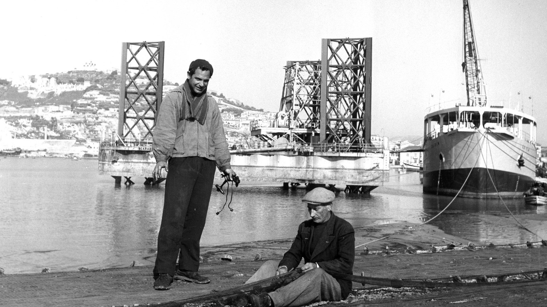 Foto d’epoca ritrae due operai al porto di Gela