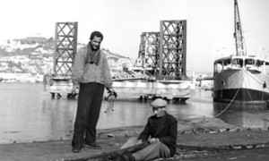 Foto d’epoca ritrae due operai al porto di Gela