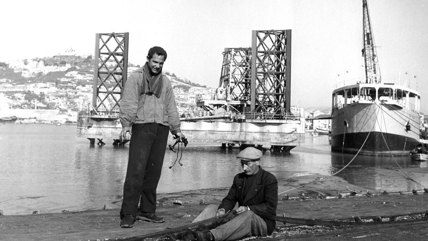 Foto d’epoca ritrae due operai al porto di Gela