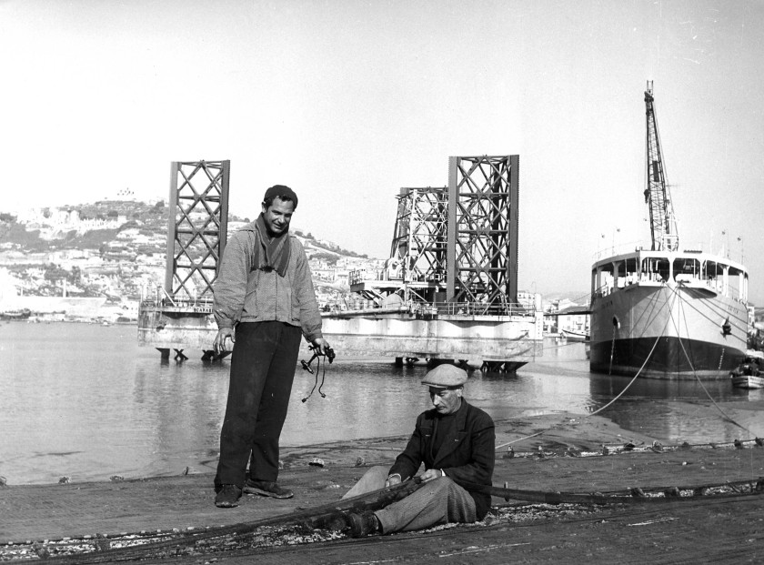Foto d’epoca ritrae due operai al porto di Gela