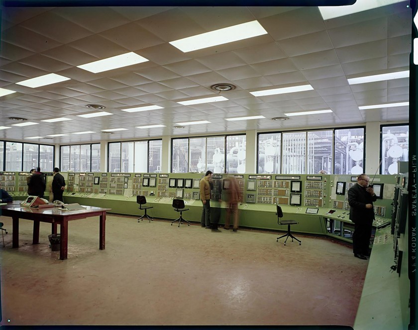 Imagine storica del centro operativo del Petrolchimico di Gela con delle persone al lavoro