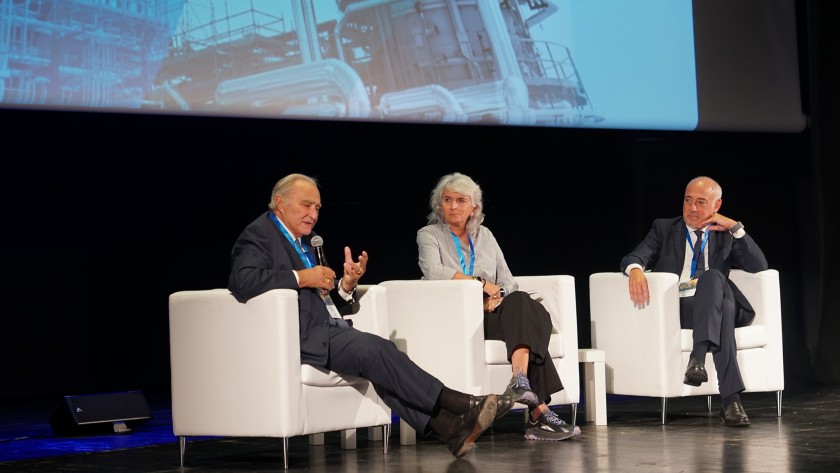 Lucia Nardi (Responsabile Cultura di Impresa Eni), Marco Petracchini (Presidente Enilive) e Giulio Sapelli (Economista e Consigliere di Amministrazione della Fondazione Eni Enrico Mattei) dialogano sul palco
