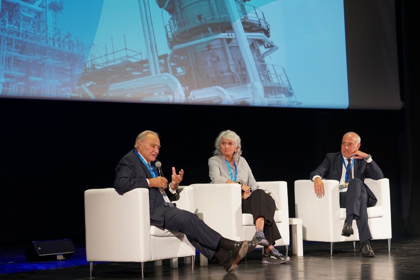Lucia Nardi (Responsabile Cultura di Impresa Eni), Marco Petracchini (Presidente Enilive) e Giulio Sapelli (Economista e Consigliere di Amministrazione della Fondazione Eni Enrico Mattei) dialogano sul palco