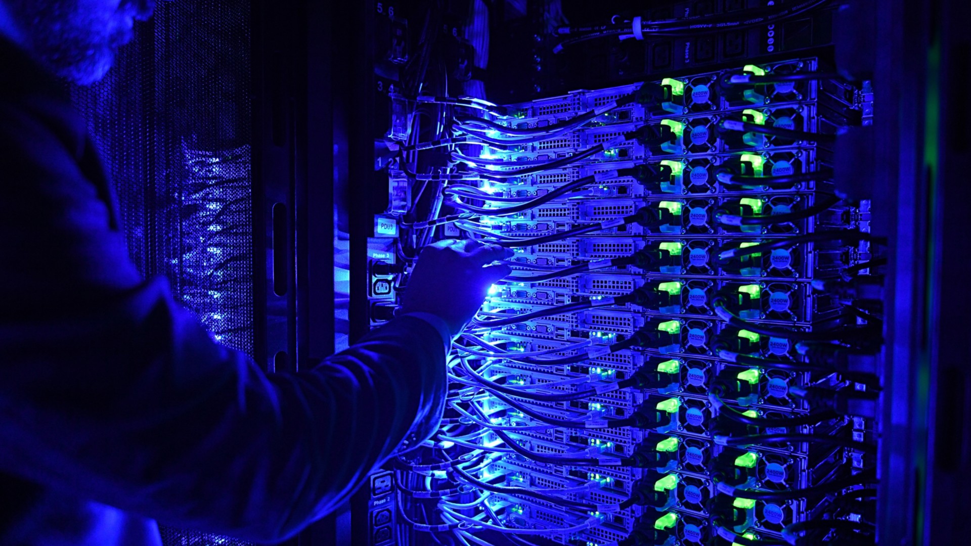 Dettaglio della mano all'interno dei computer Hpc5 
